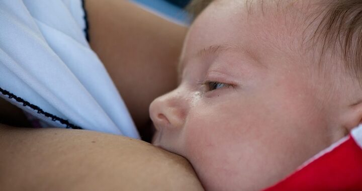 Le lait maternel : bien plus qu’un aliment, un véritable langage biologique